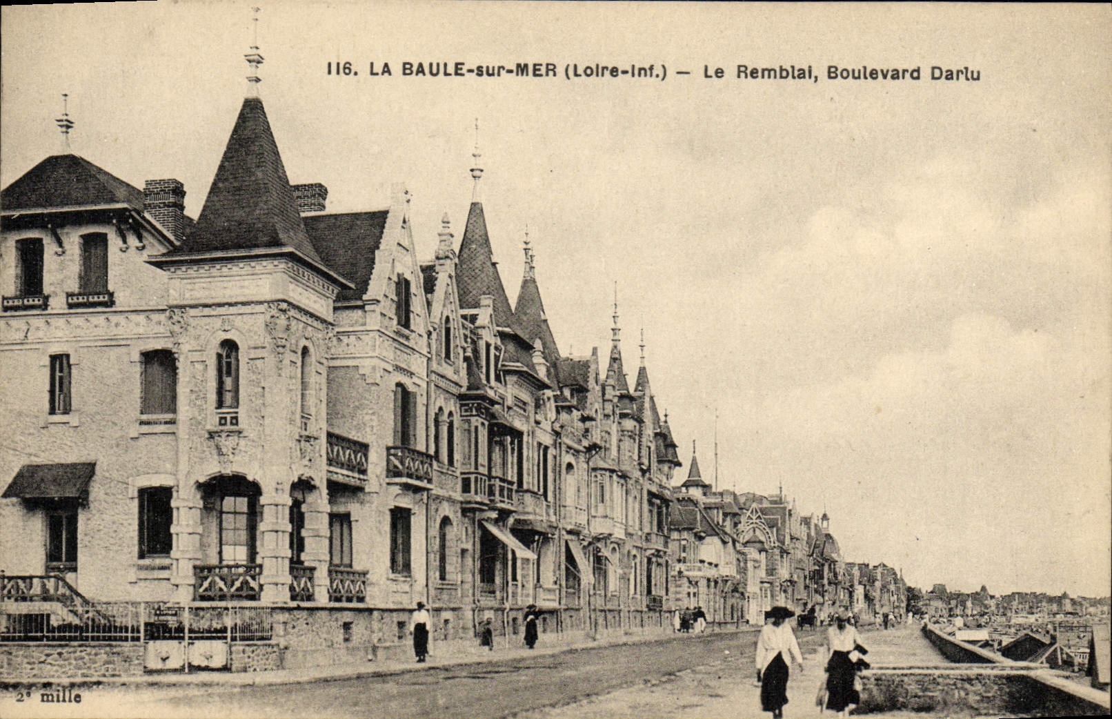 VINTAGE POSTCARD La Baule on Sea Remblal Darlu Boulevard
