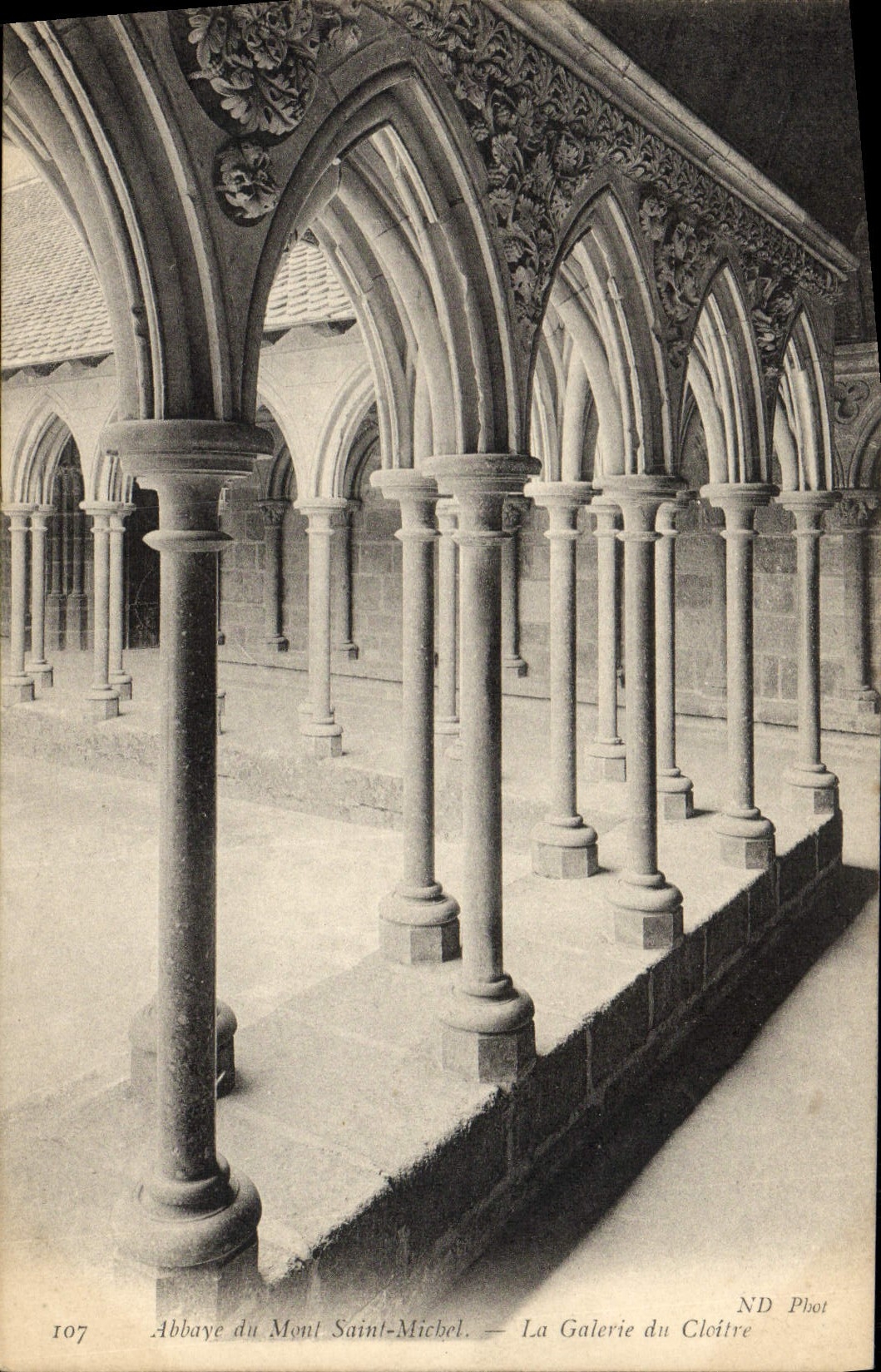 CPA Abbaye Du Mont Saint Michel La Galerie Du Cloitre