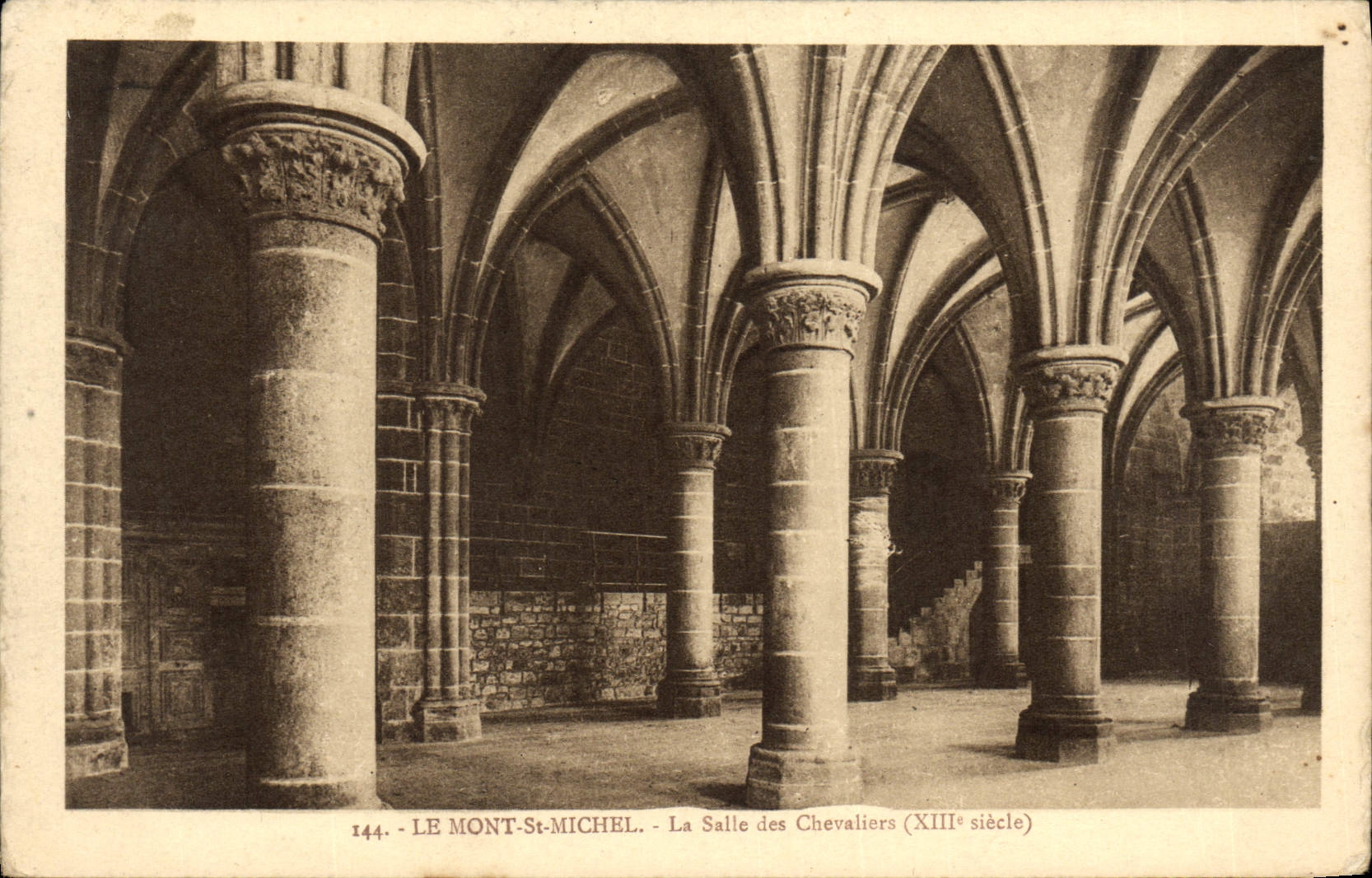 CPA Le Mont Saint Michel La Salle Des Chevaliers