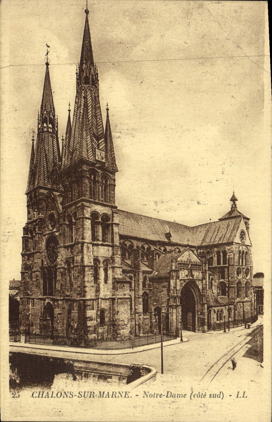 VINTAGE POSTCARD Trawl-nets On the Notre Dame Marne