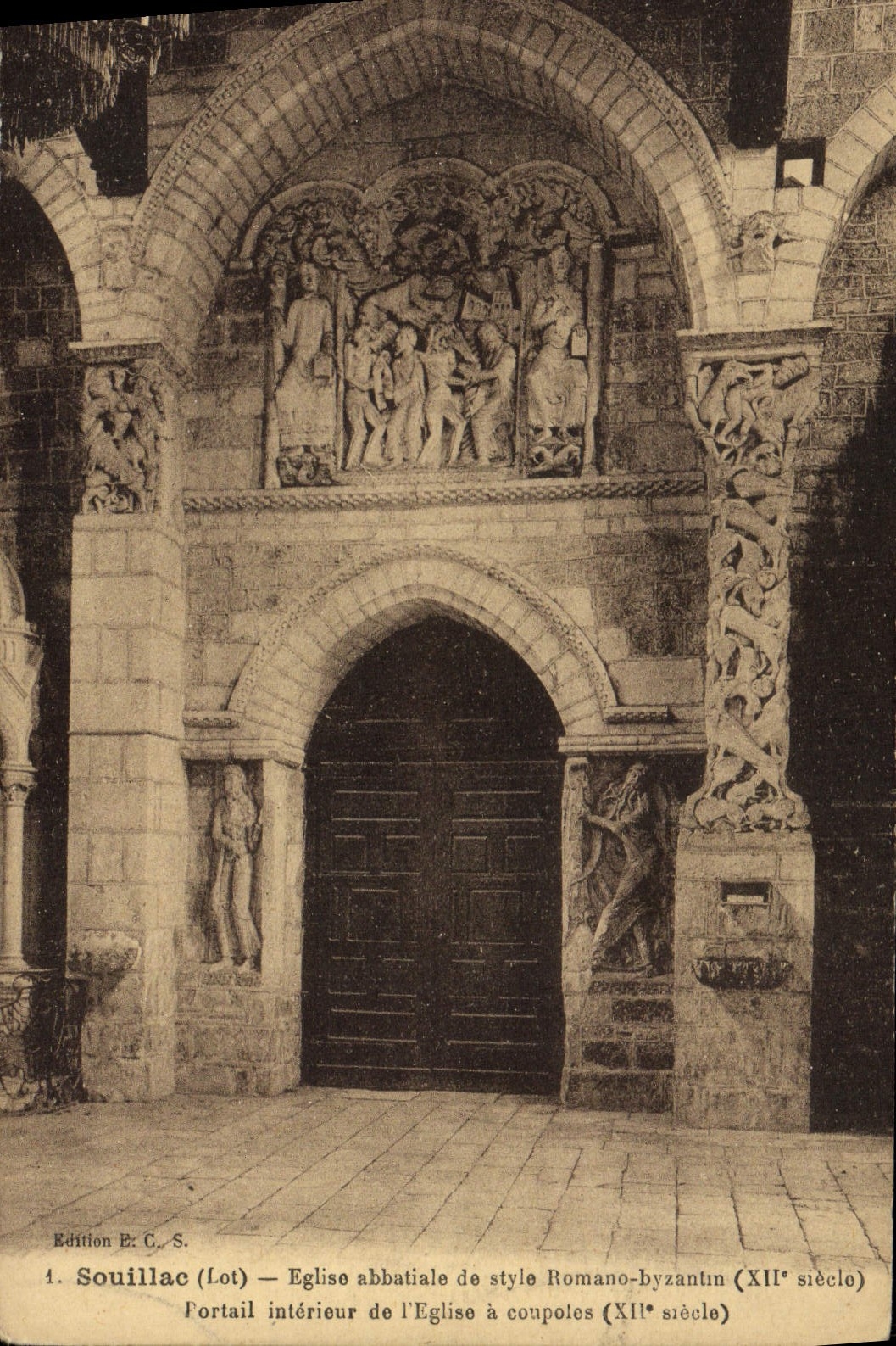 La iglesia de la abadía de Souillac de la POSTAL de la VENDIMIA del romano Portail interior bizantino del estilo de la iglesia tiene cúpulas