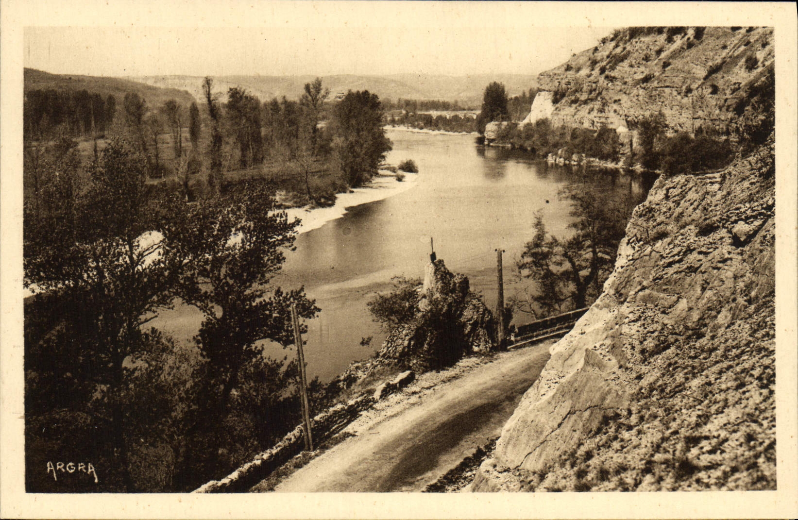 VINTAGE POSTCARD Souillac the Dordogne Upstream De Souillac