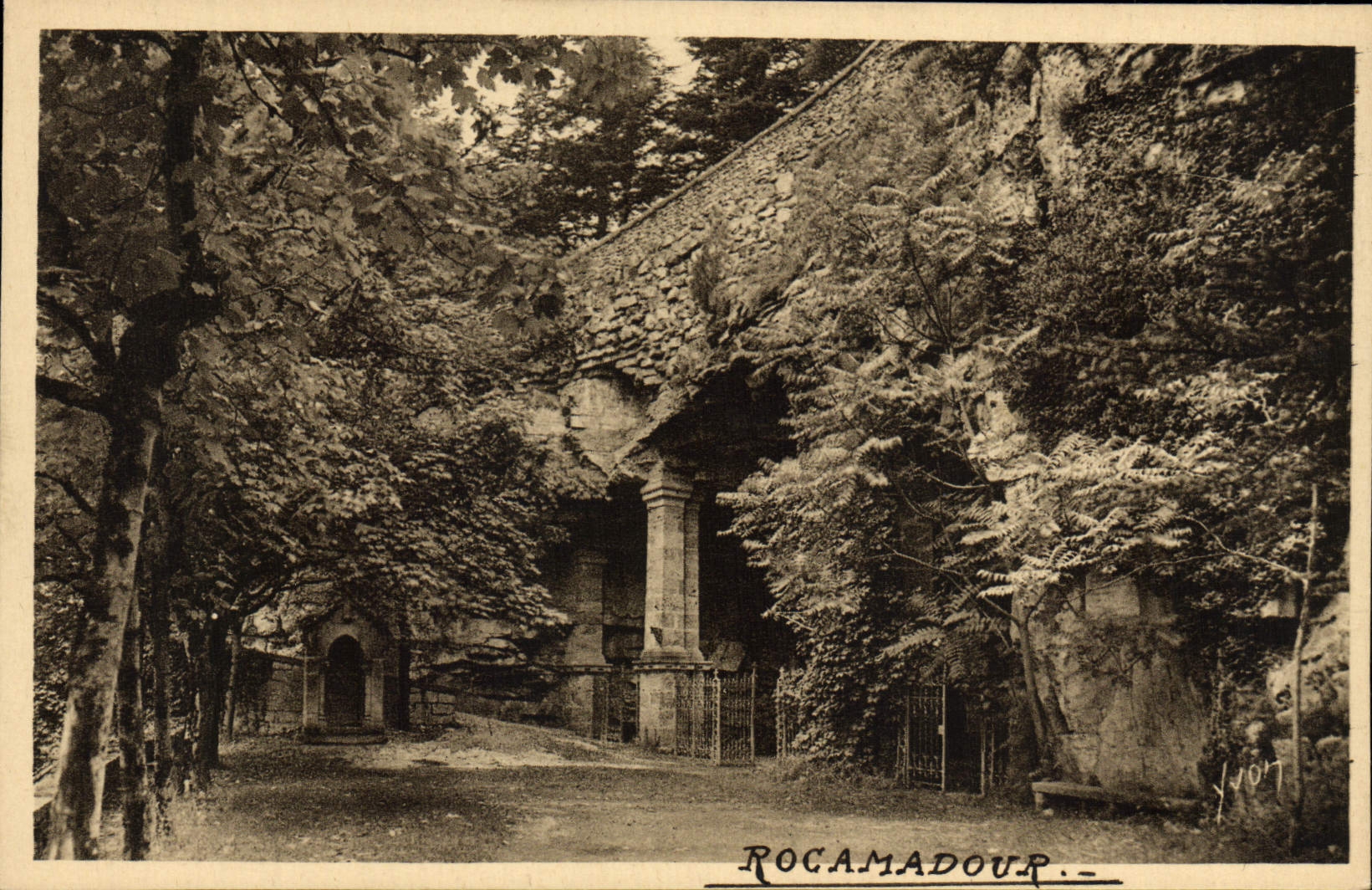 CPA La Douce France Rocamadour Entree De La grotte de la mise au tombeau Au fond et a gauche une station du chemin de Cr