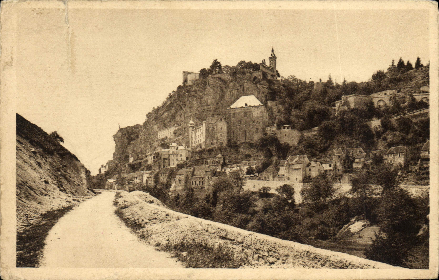 VINTAGE POSTCARD the Batch Illustrates Rocamadour Vue Of the Road De Couzou
