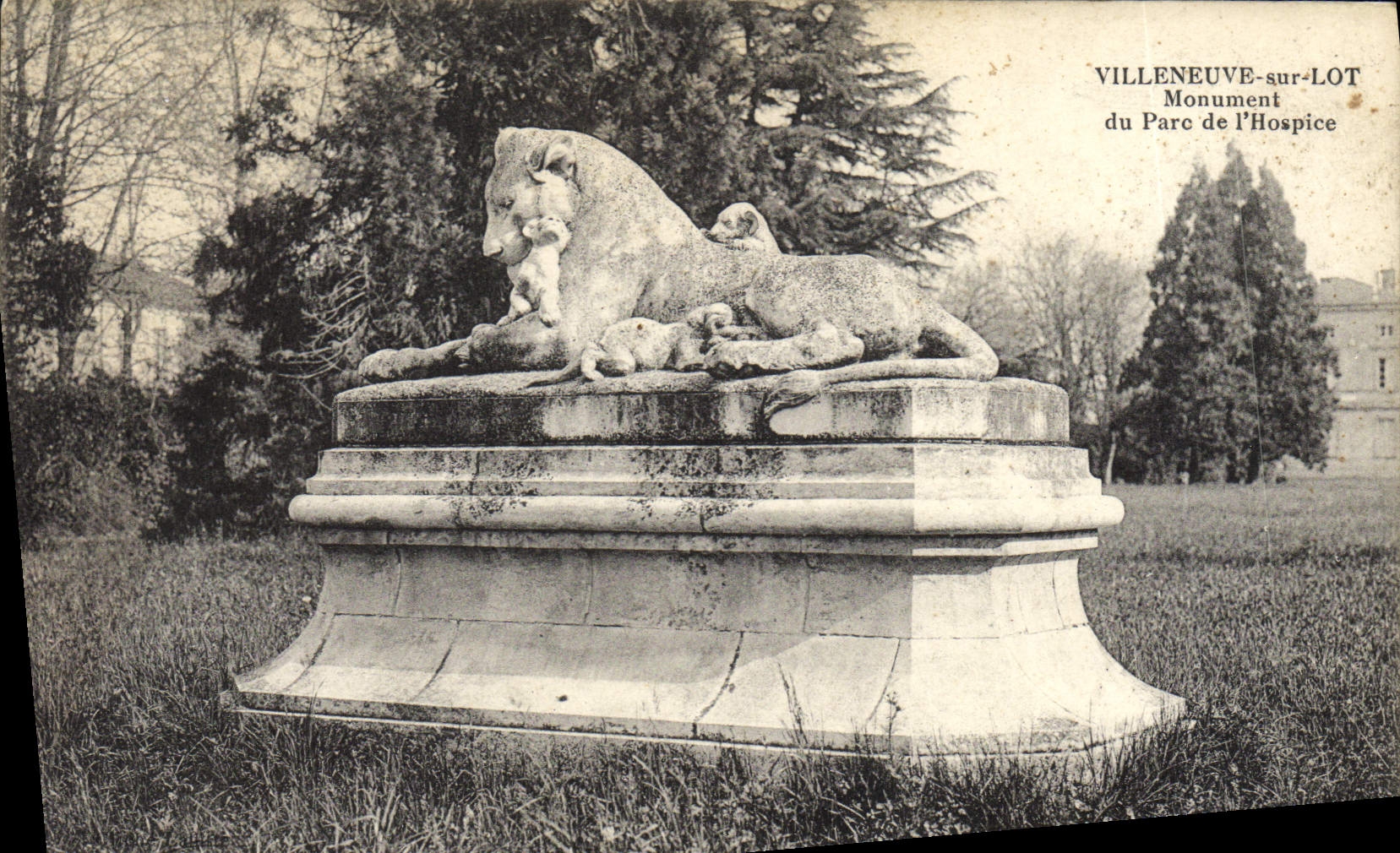CPA Villeneuve Sur Lot Monument Du Parc De l'Hospice Chiens Chiots Lion