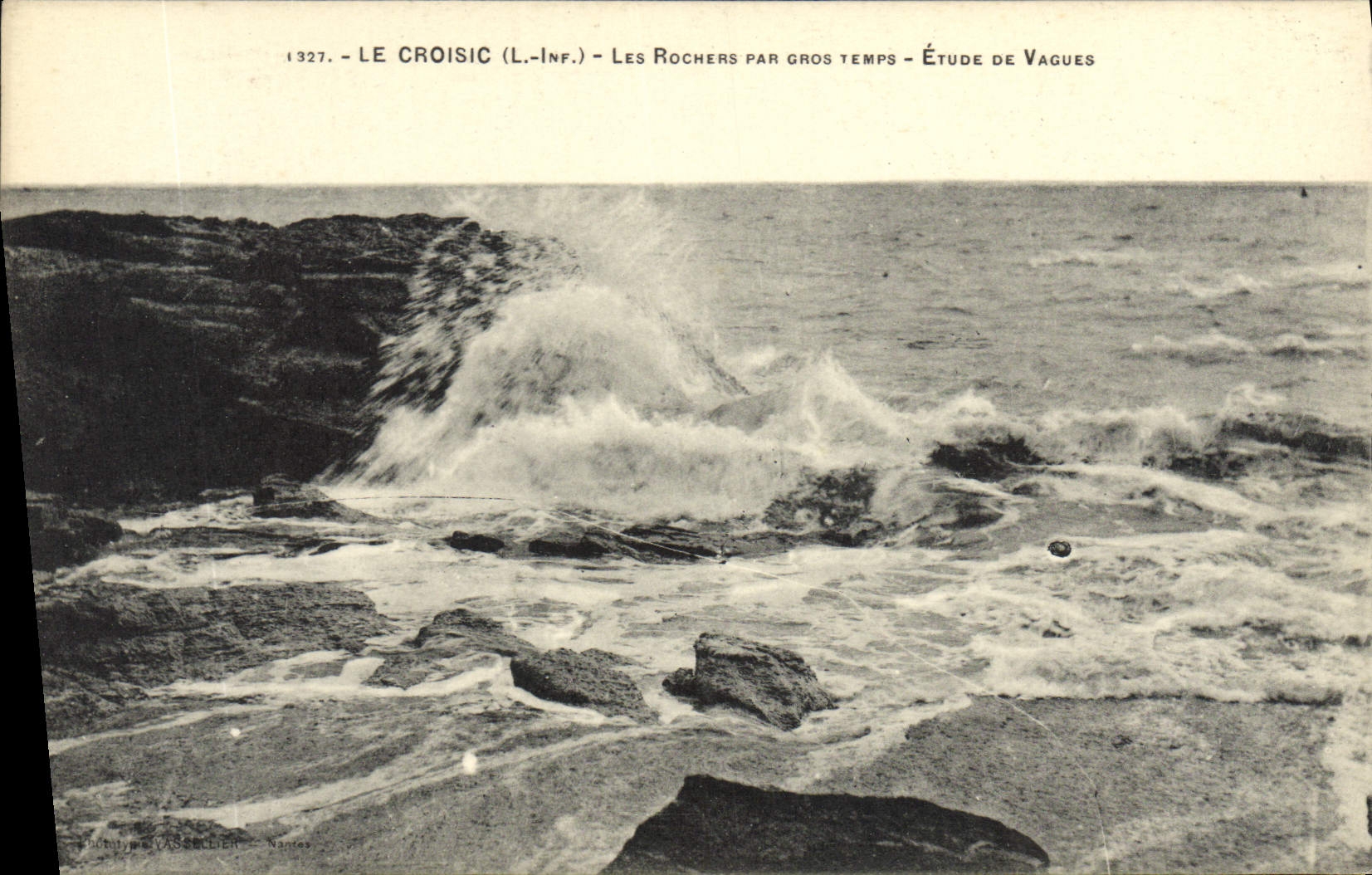 CPA Le Croisic Les Rochers Par gros Temps Etude de vagues