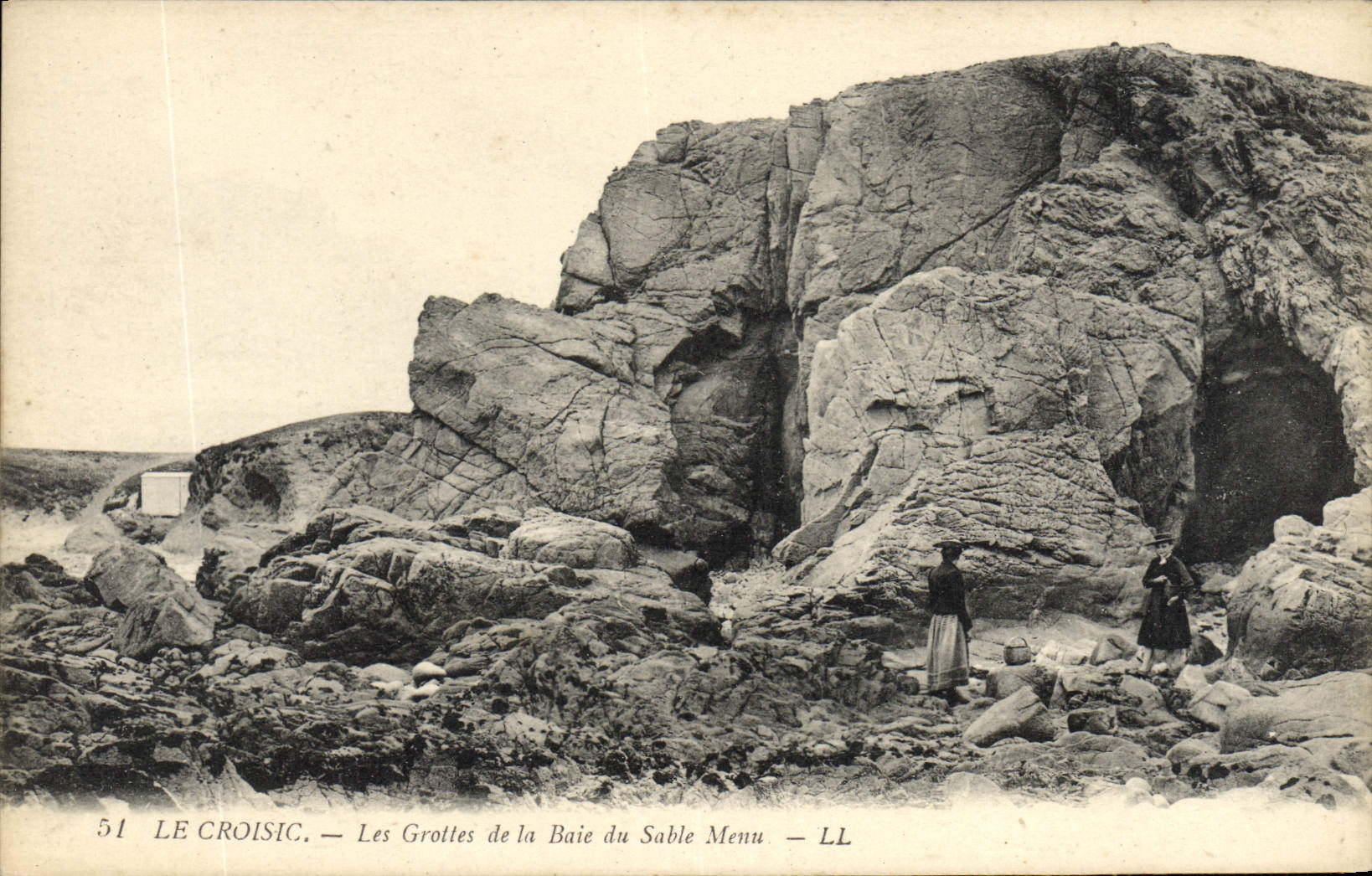 VINTAGE POSTCARD Croisic Caves Of Bay Of Small Sand