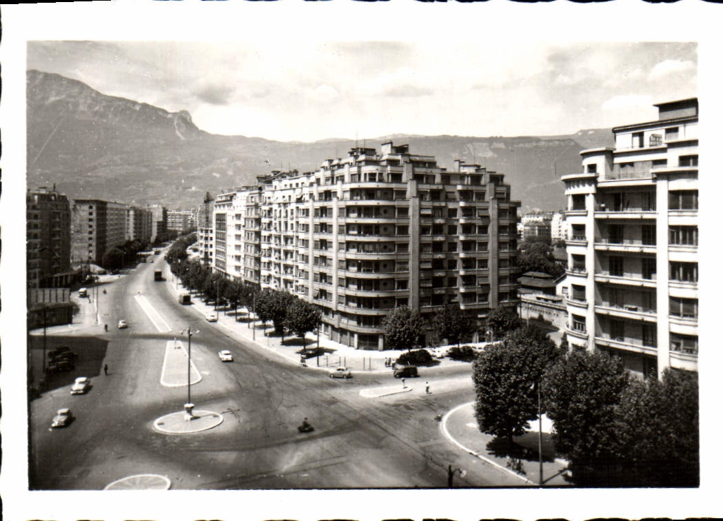 CPM Place Gustave Rivet Boulevard Marechal Foch Et Le Vercors