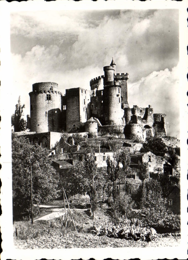 CPM La Grosse Tour La Tour Carree La Tour Rouge Bonaguil