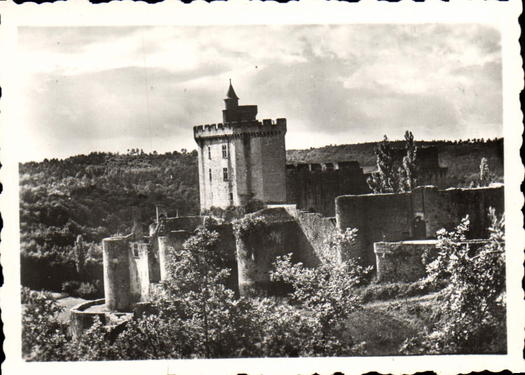 CPM L'Entree Du Chateau Et Le Donjon Bonaguil