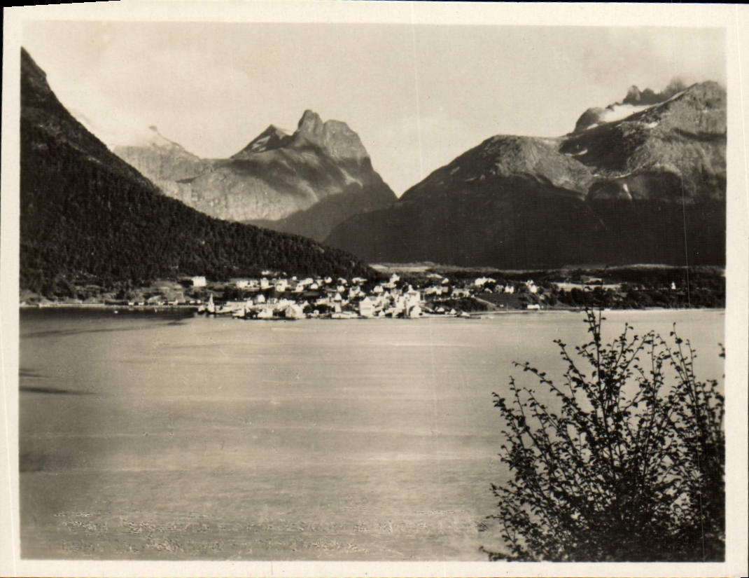 CPM Andalsnes Mes Setnesmoen Tilhoire I Bakgr Romsdalshorn Og Trolltinderne