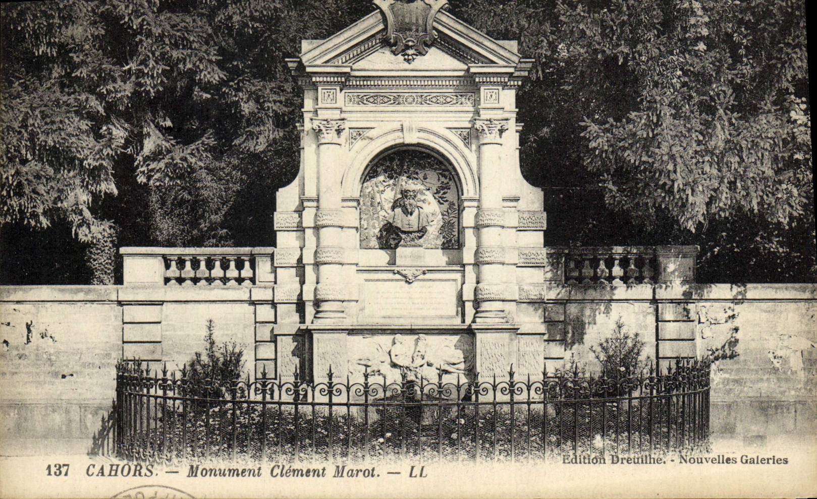 VINTAGE POSTCARD Cahors Monument Clement Marot