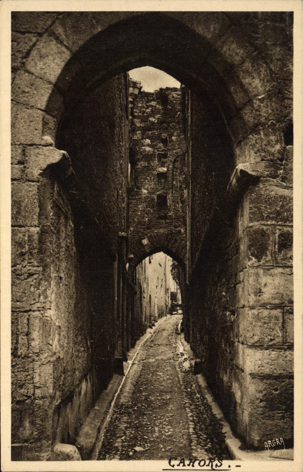 VINTAGE POSTCARD Cahors a Lane Giving In the Street Of the Castle Of the King