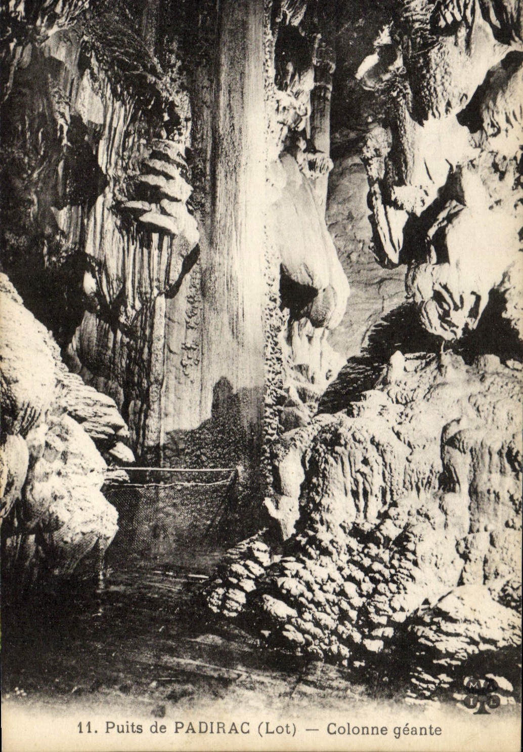 VINTAGE POSTCARD Well De Padirac Giant Column