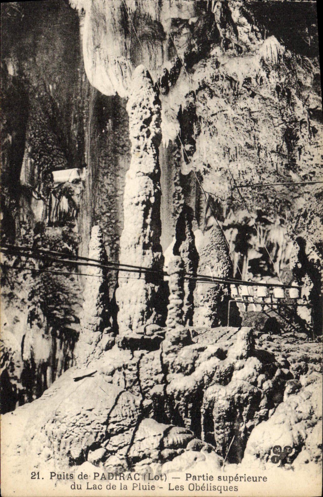 VINTAGE POSTCARD Well De Padirac Upper part Of the Lake Of the Rain Obelisks