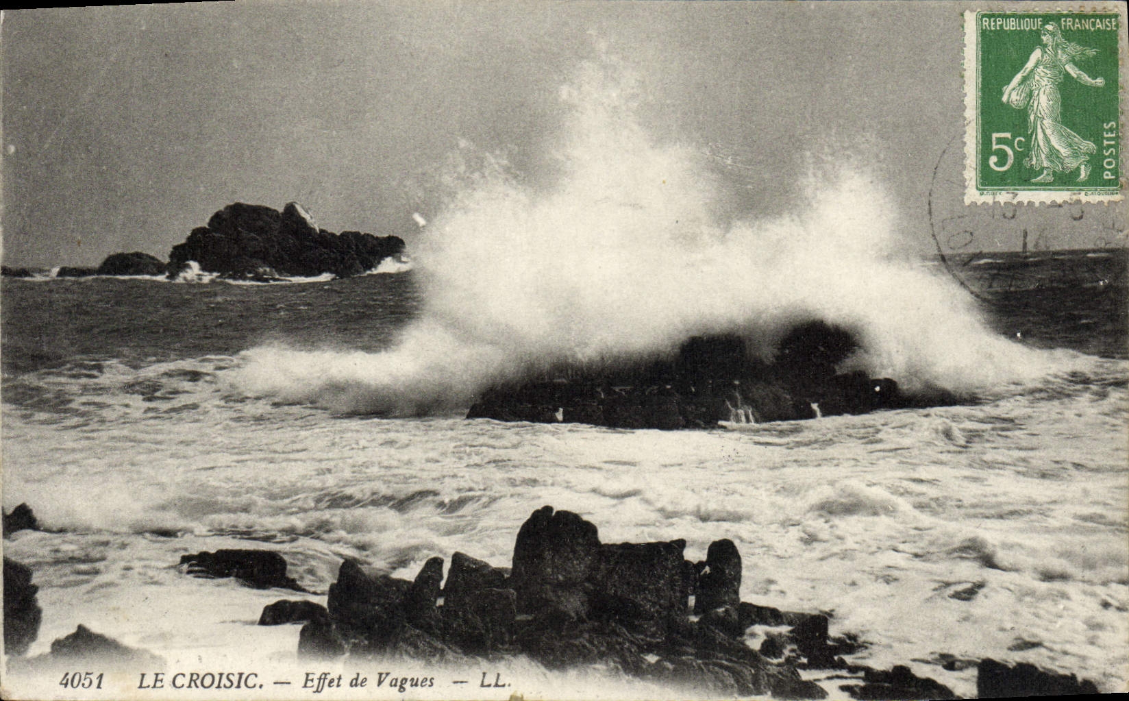 VINTAGE POSTCARD Croisic Effect Waves