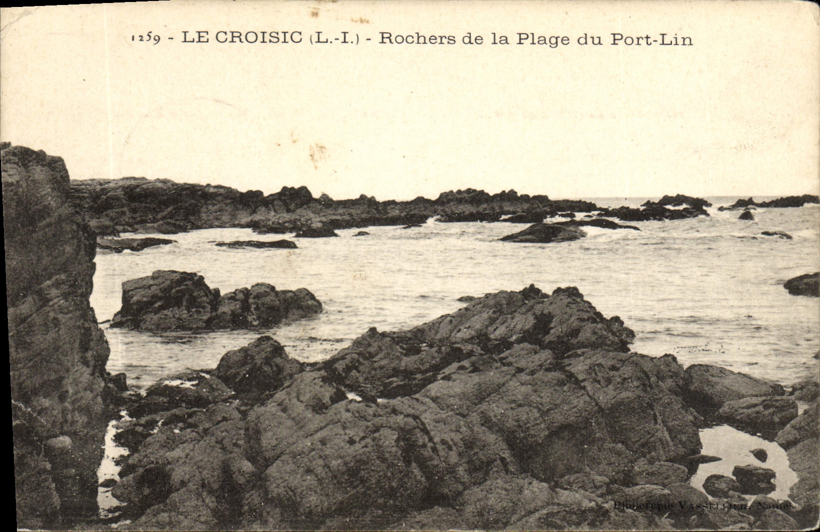 Rocas de Croisic de la POSTAL de la VENDIMIA de la playa del lino portuario