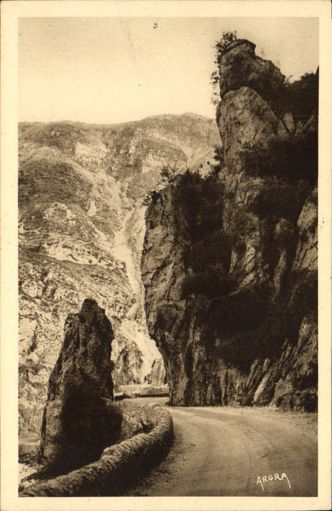 VINTAGE POSTCARD Gorges of the Tarn co. Enimie the road