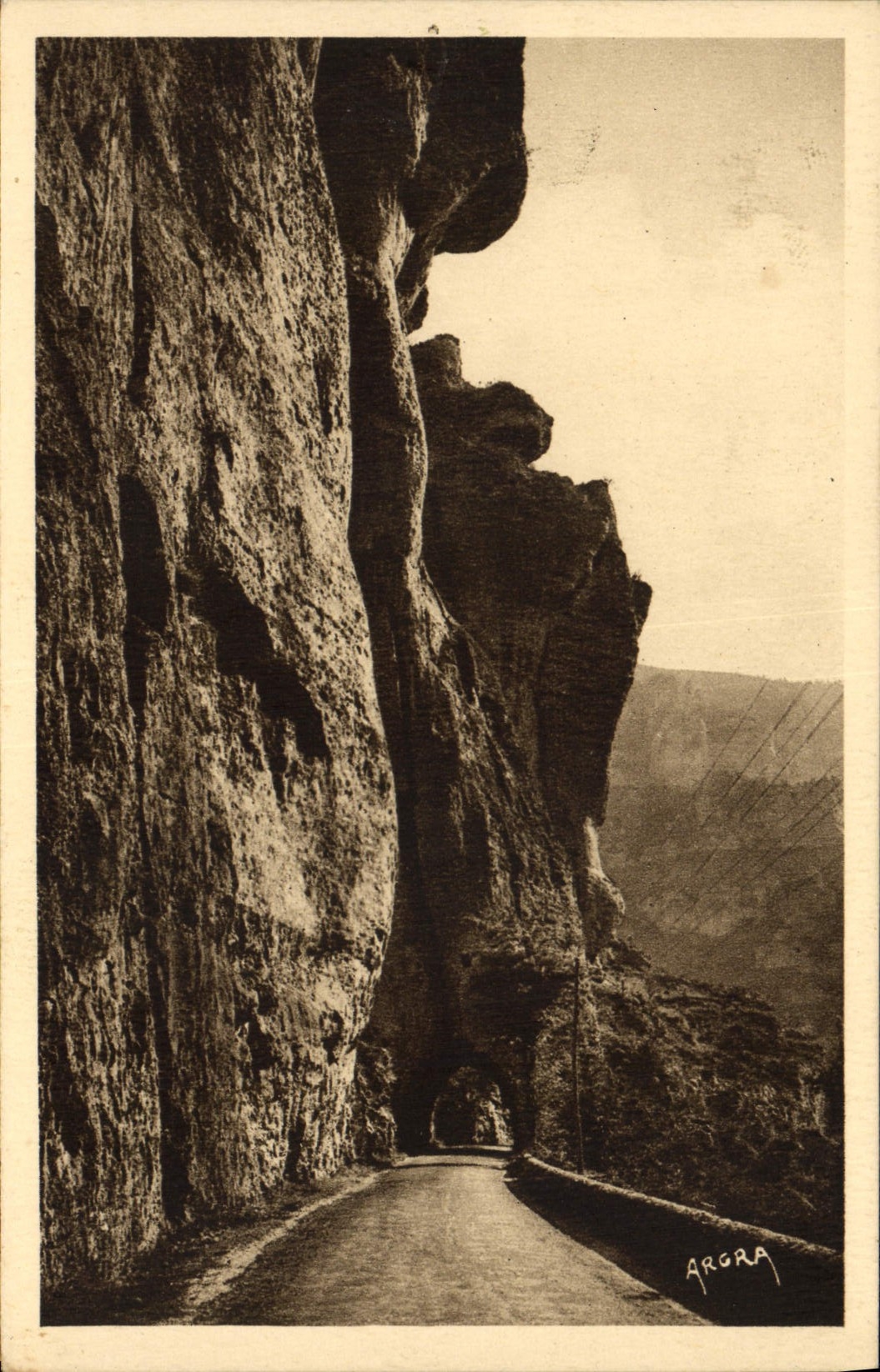 CPA Gorges Du Tarn Un Tunnel au Cirque des Baumes