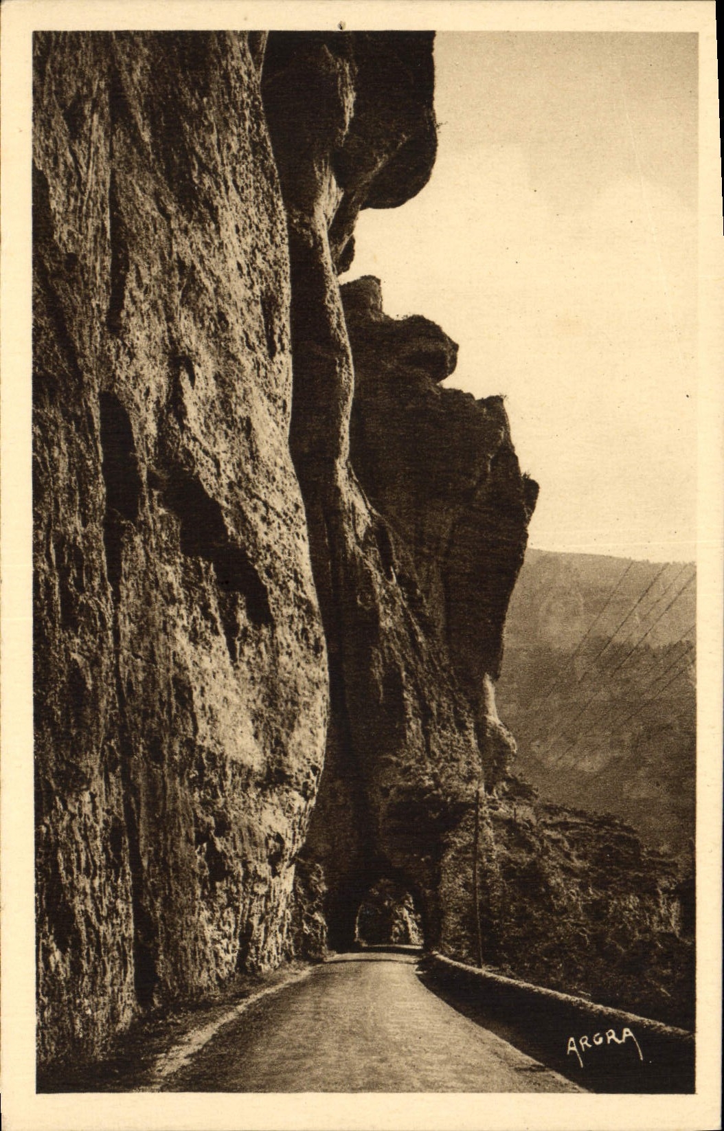 CPA Gorges Du Tarn Un Tunnel au Cirque des Baumes