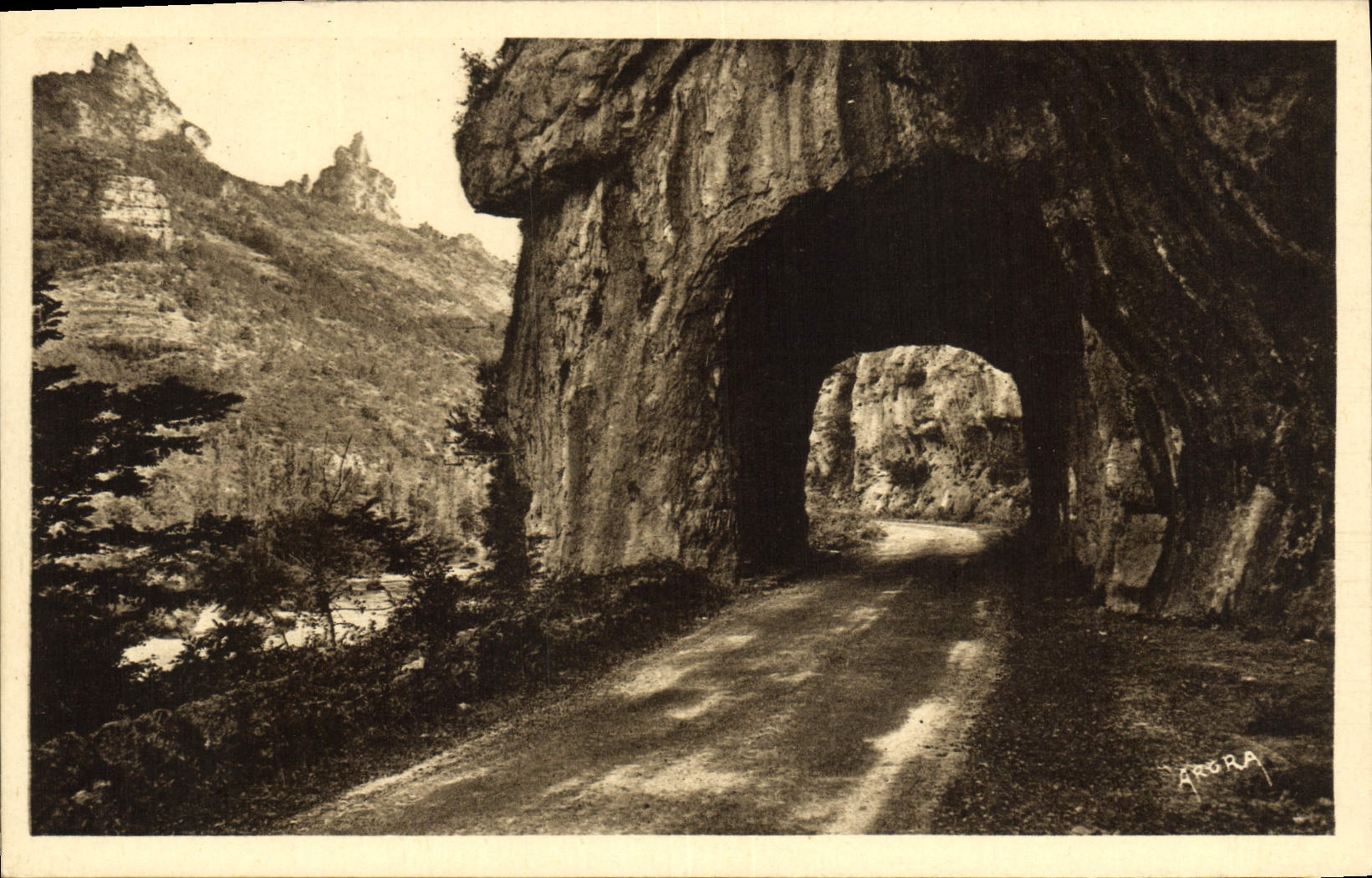 VINTAGE POSTCARD Gorges of the Tarn a Tunnel and Rock of Capluc