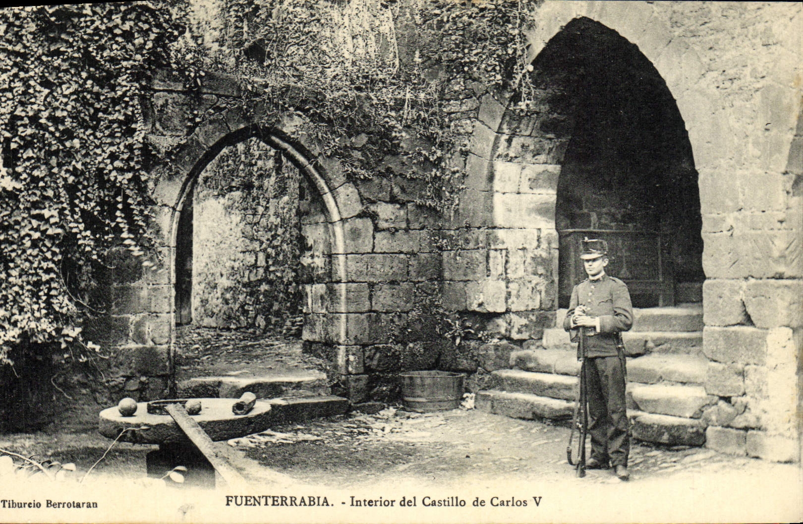 CPA Fuenterrabia Interior Des Castillo De Carlos V Soldat Militaria