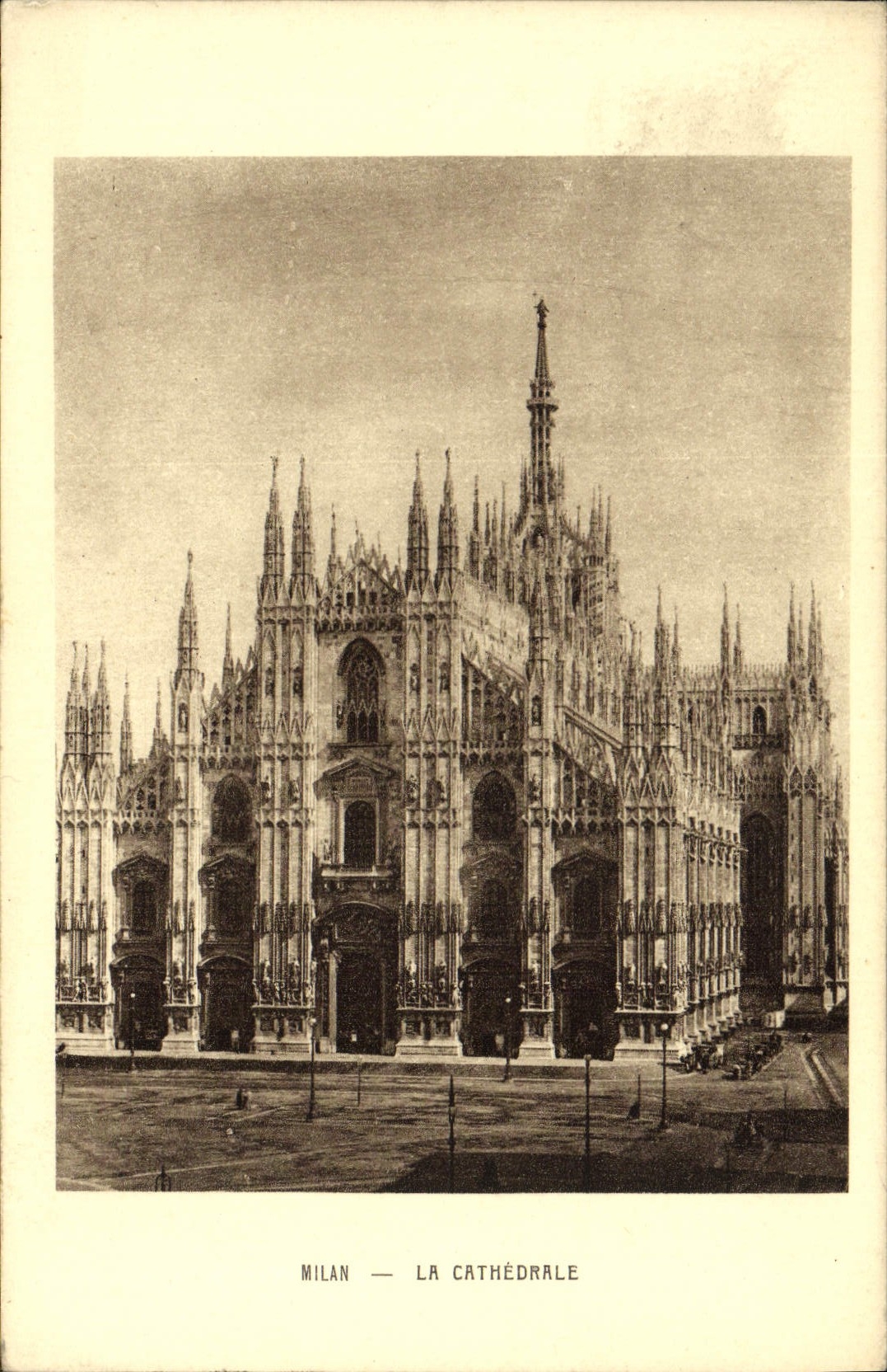 VINTAGE POSTCARD Milan the Cathedral