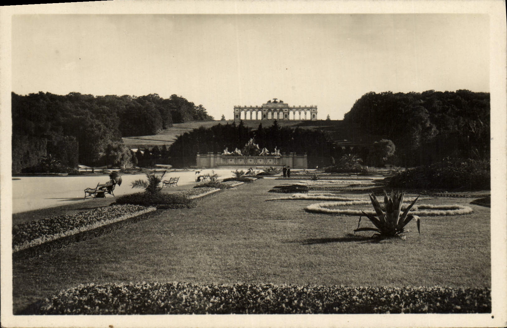 VINTAGE POSTCARD Schonbrunner Schlobpark MIT Gloriette