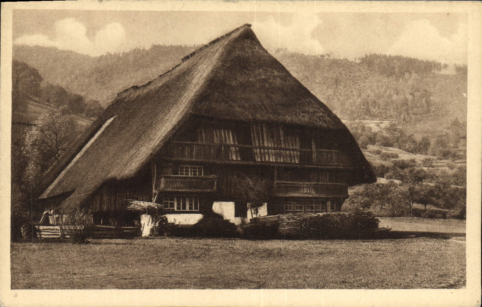VINTAGE POSTCARD Das Schwarzwaldhaus