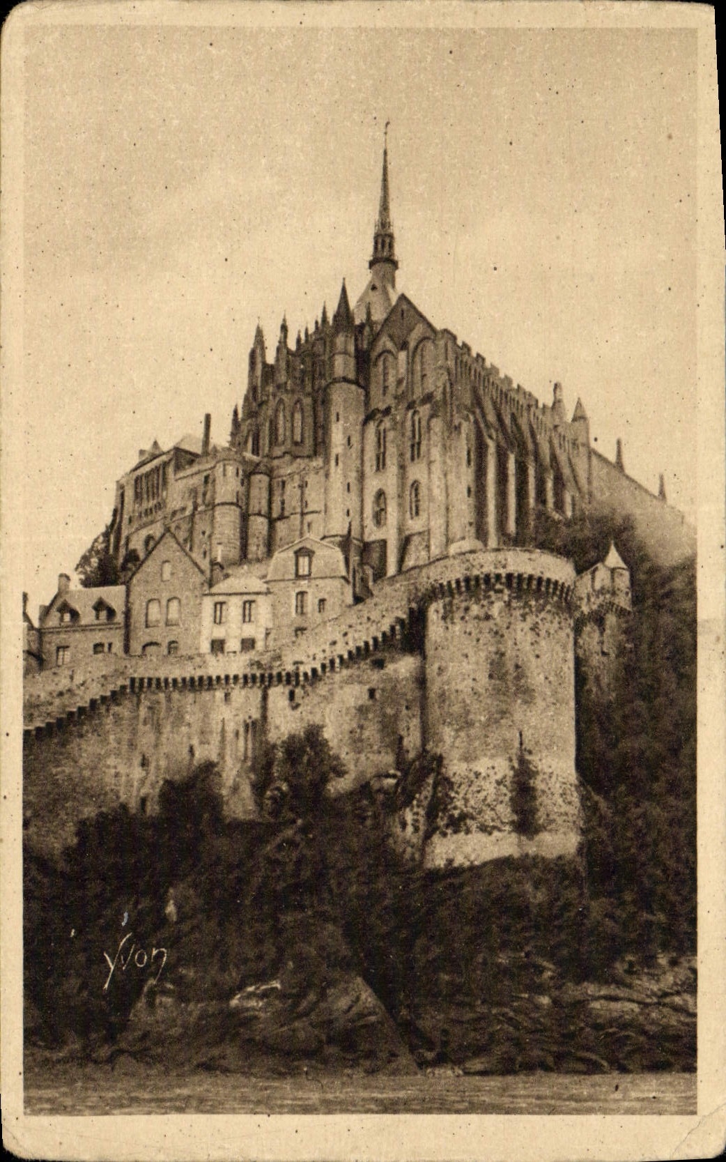 CPA La Douce France Mont Saint Michel Les Remparts Et l'Abbaye