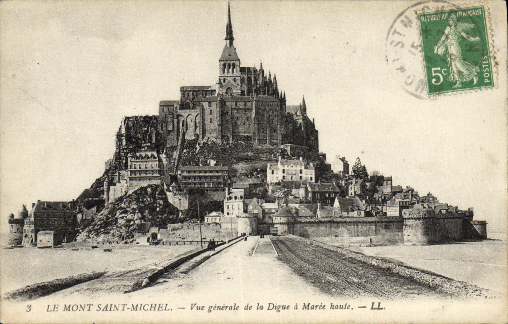 CPA Le Mont Saint Michel Vue Generale De La Digue A Maree Haute