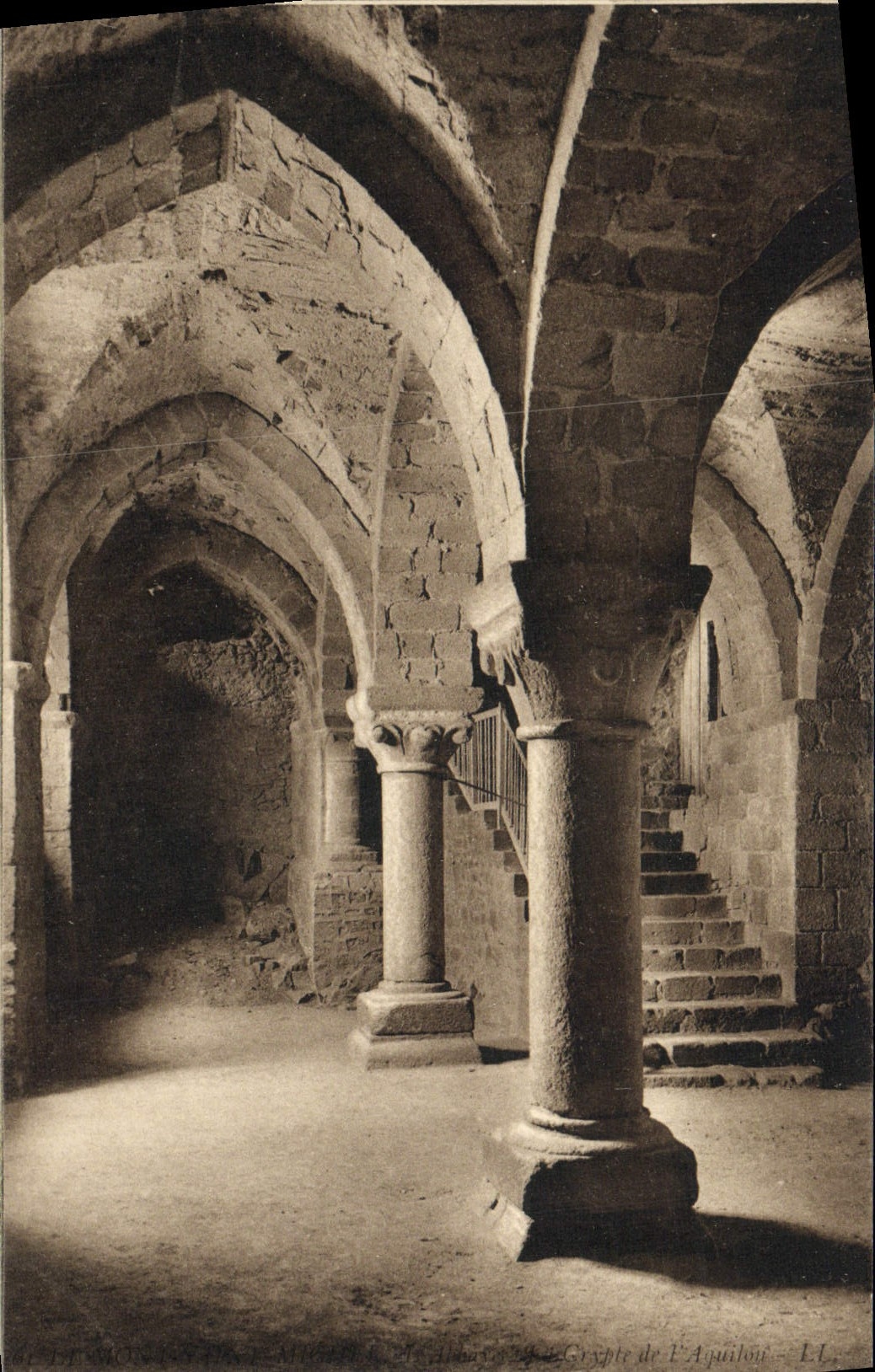 CPA Le Mont Saint Michel L'Abbaye La Crypte De l'Aquilon