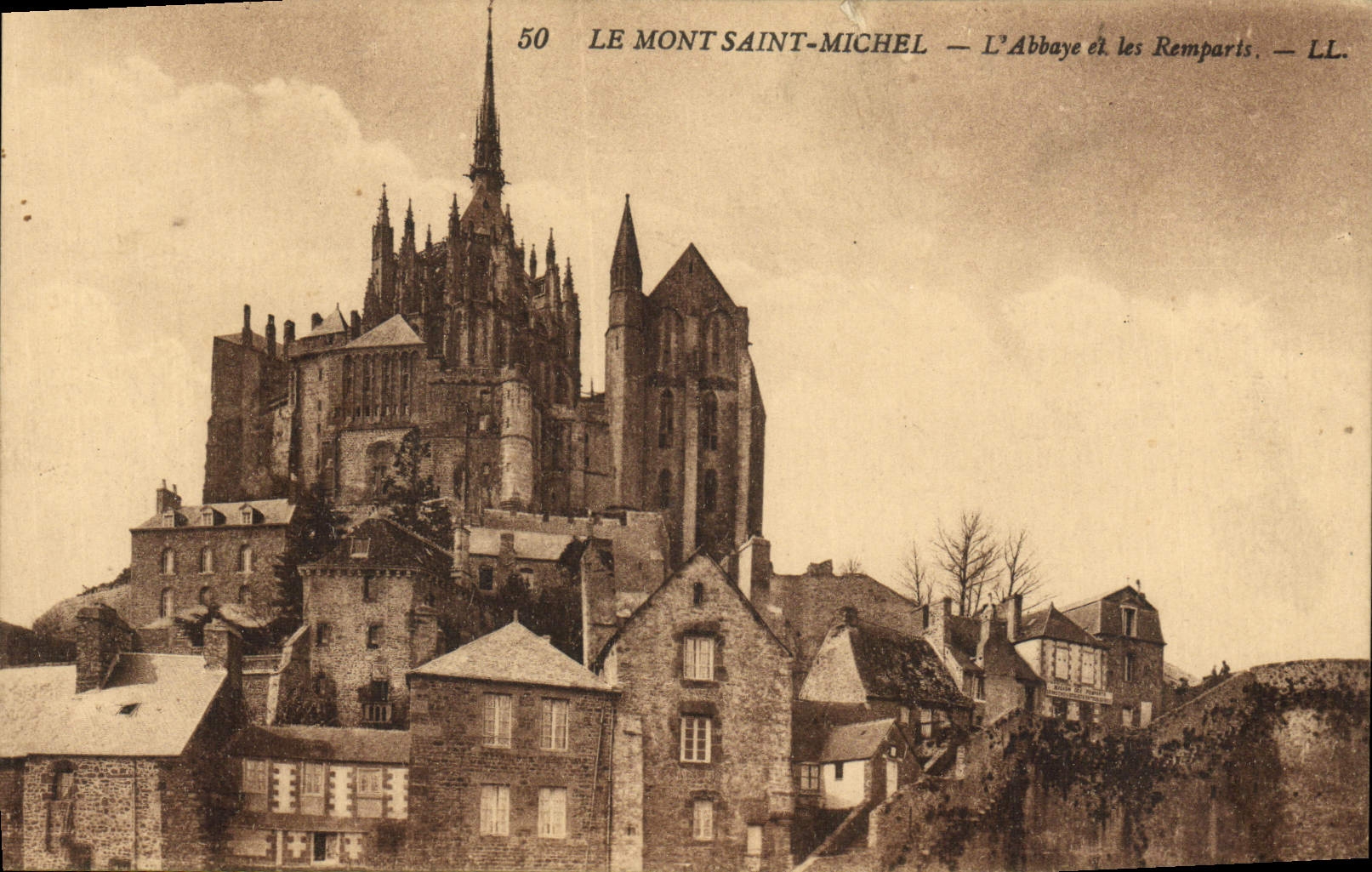 CPA Le Mont Saint Michel L'Abbaye Et Les Remparts