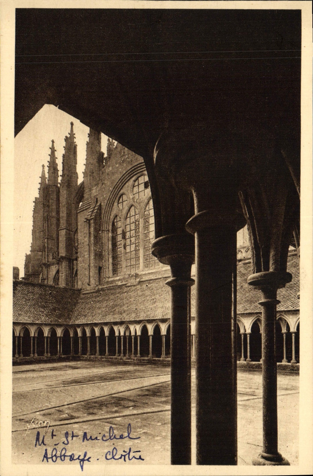 CPA La Douce France Le Mont St Michel Abbaye Le Cloitre