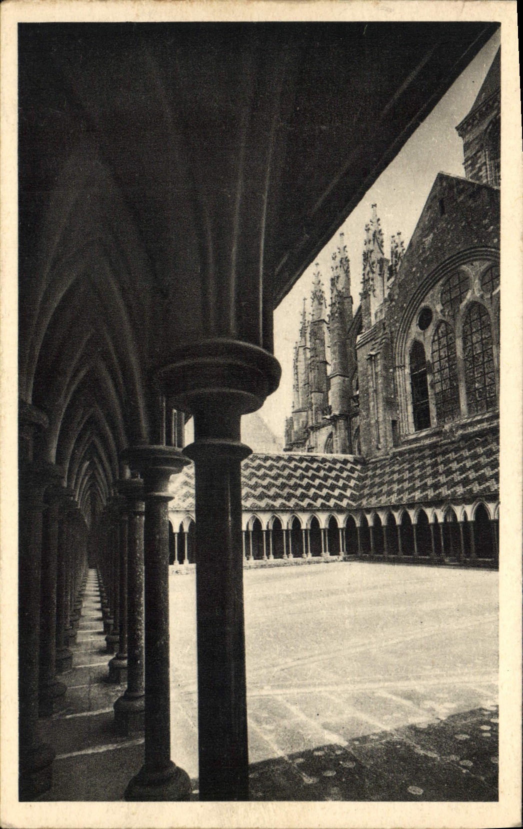 CPA Abbaye Du Mont St Michel Le Cloitre