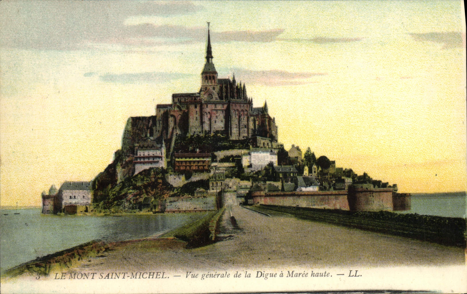 CPA Le Mont Saint Michel Vue Generale De La Digue A Maree Haute
