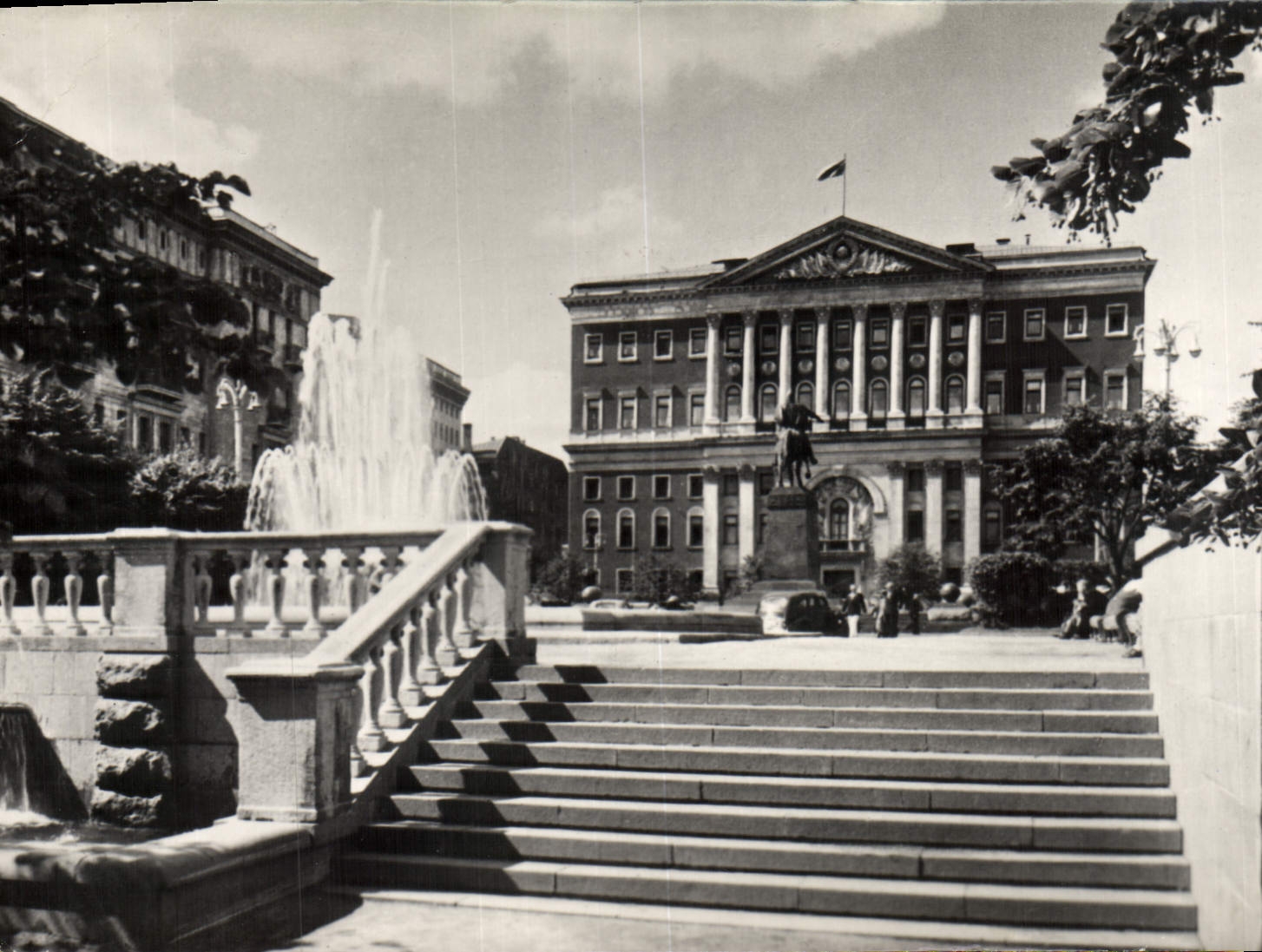 MODERN CARD Moscow Sovetskaya public garden building
