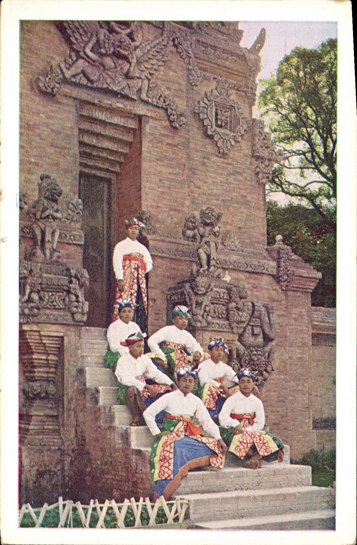 VINTAGE POSTCARD a group of players of gong in front of the Balinese door with the exposure of Paris