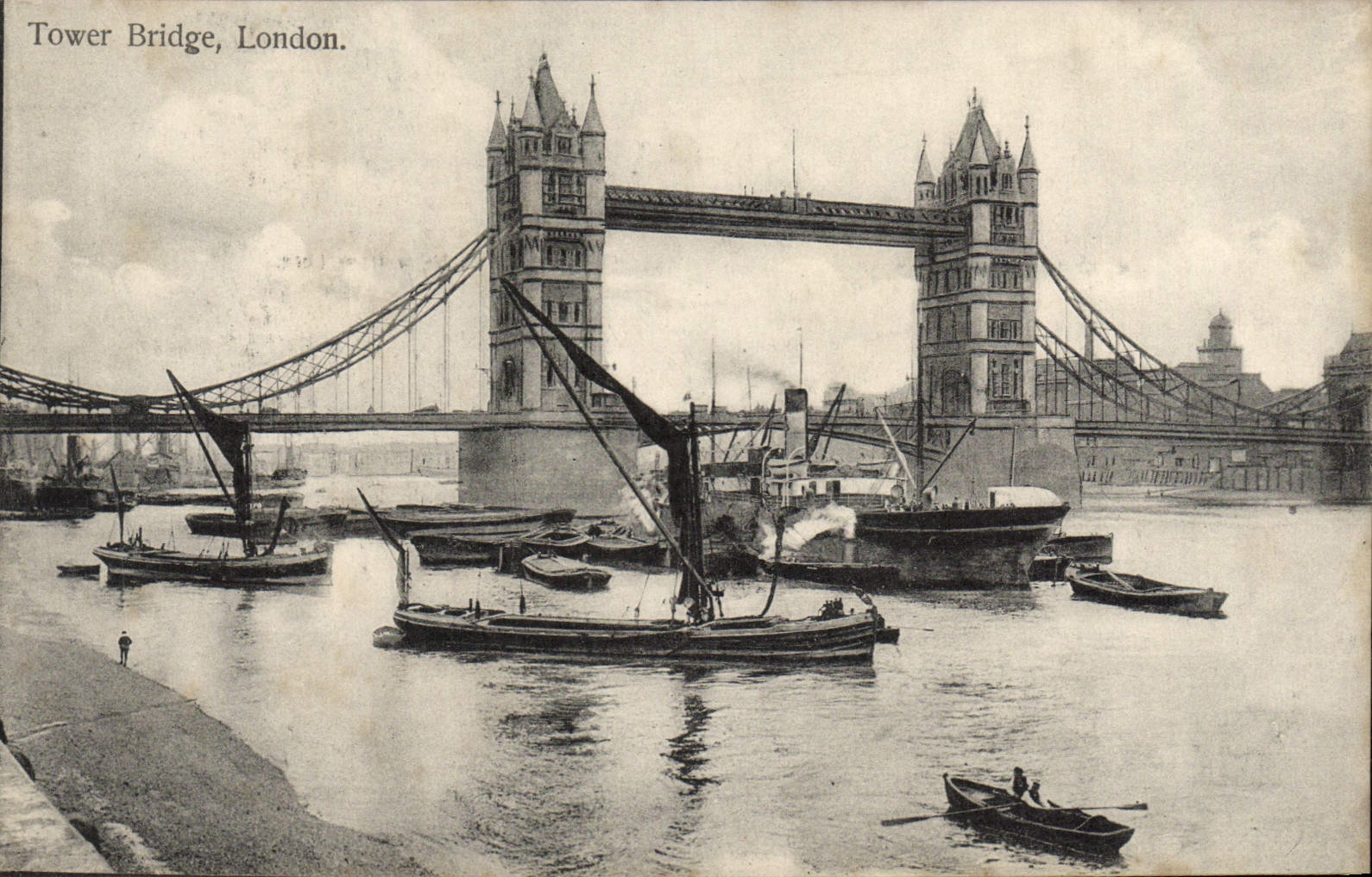 Barcos del puente de la torre de Londres de la POSTAL de la VENDIMIA