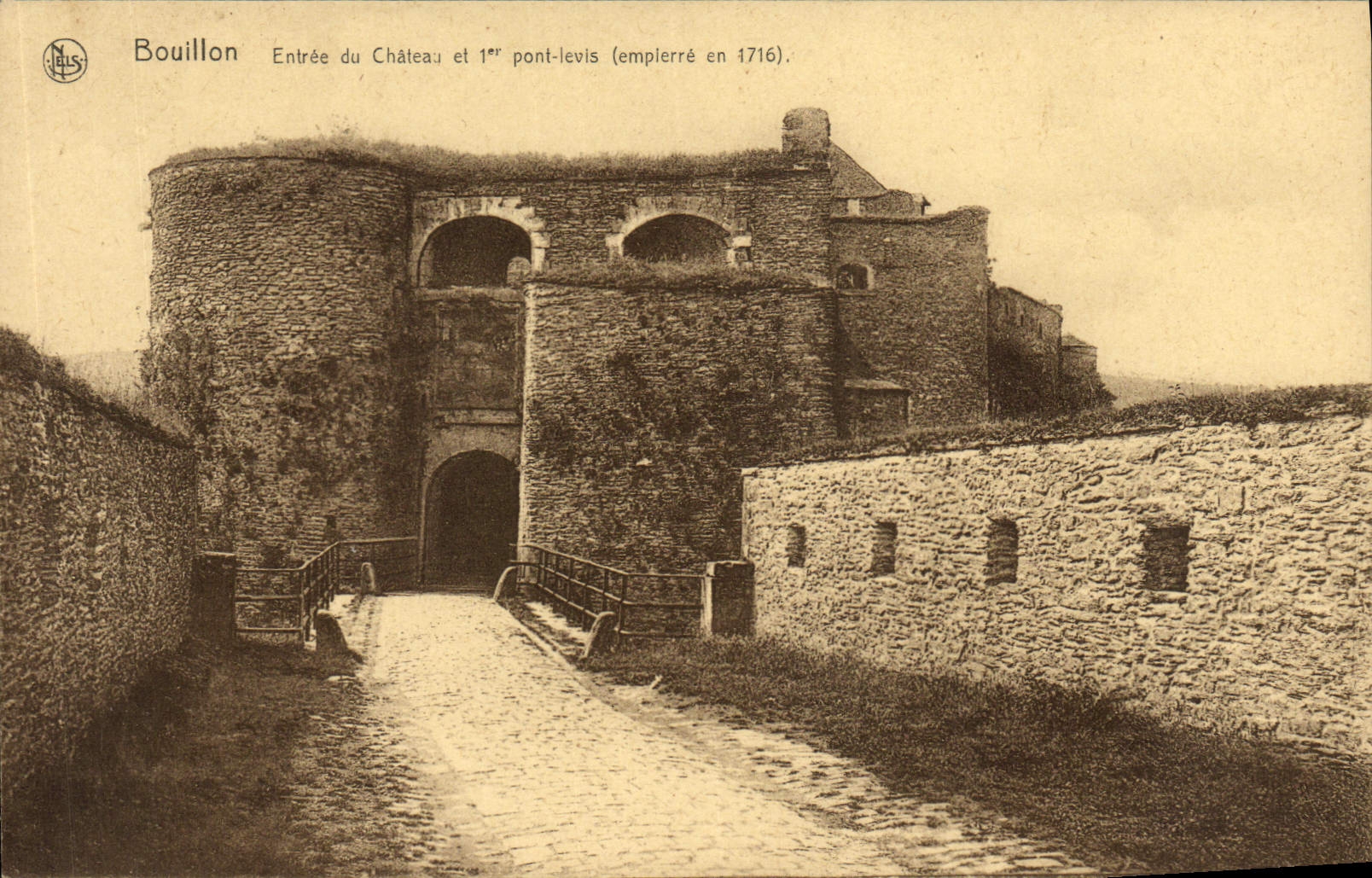 CPA Bouillon Entree du Chateau et 1er pont levis