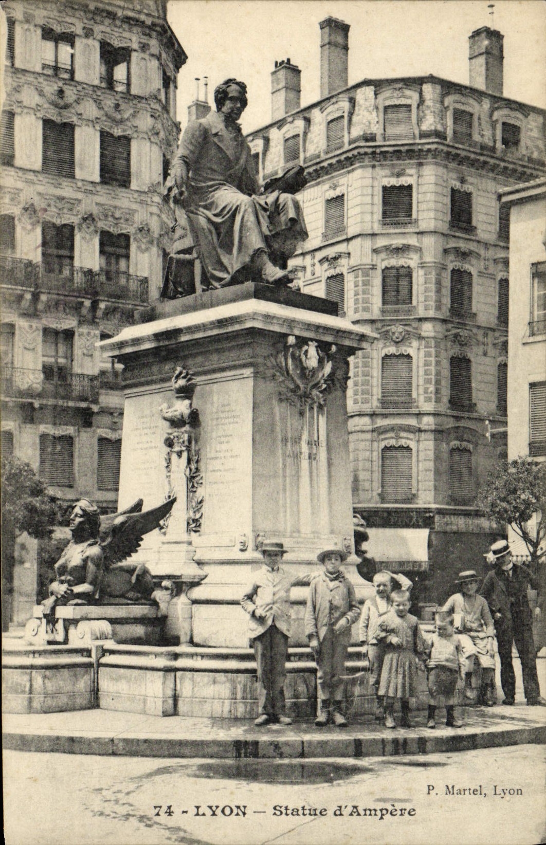 CPA Lyon Statue d'Ampere Enfants