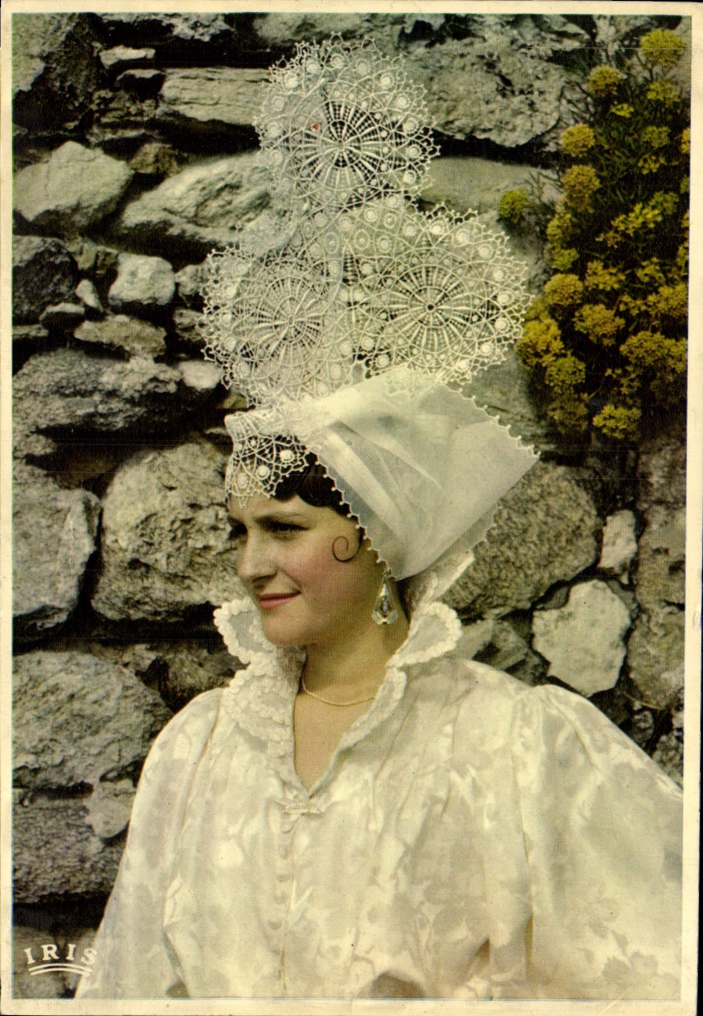 CPM Folklore Coiffe de la Sablaise 