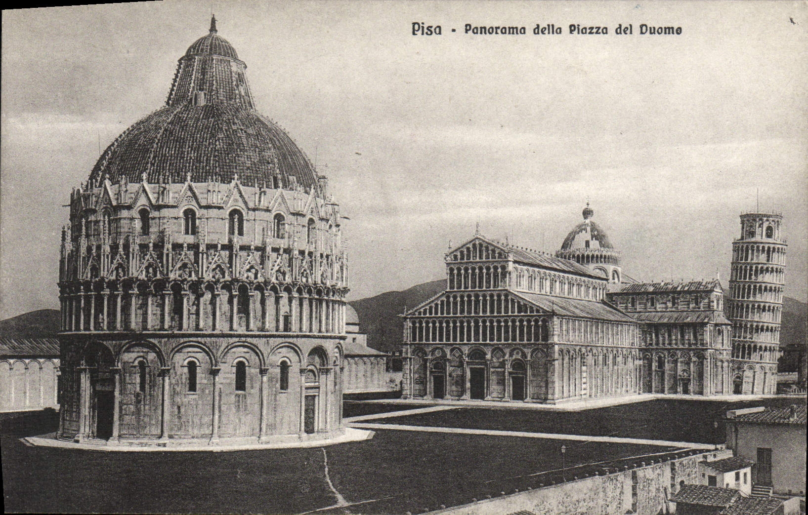 VINTAGE POSTCARD Rammed Panorama Dello Piazza del Duomo