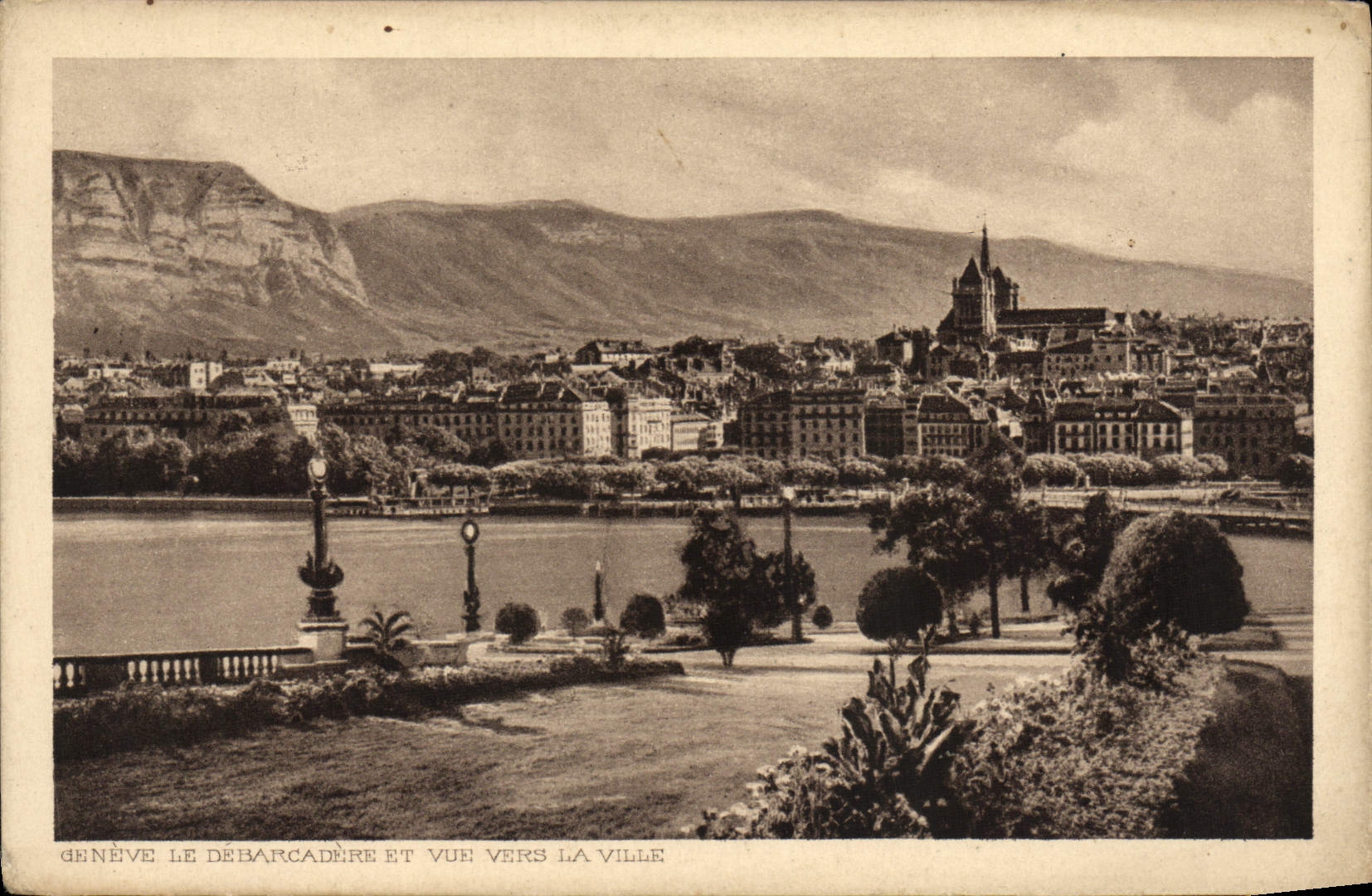 CPA Geneve Le Debarcadere Et Vue Vers La Ville