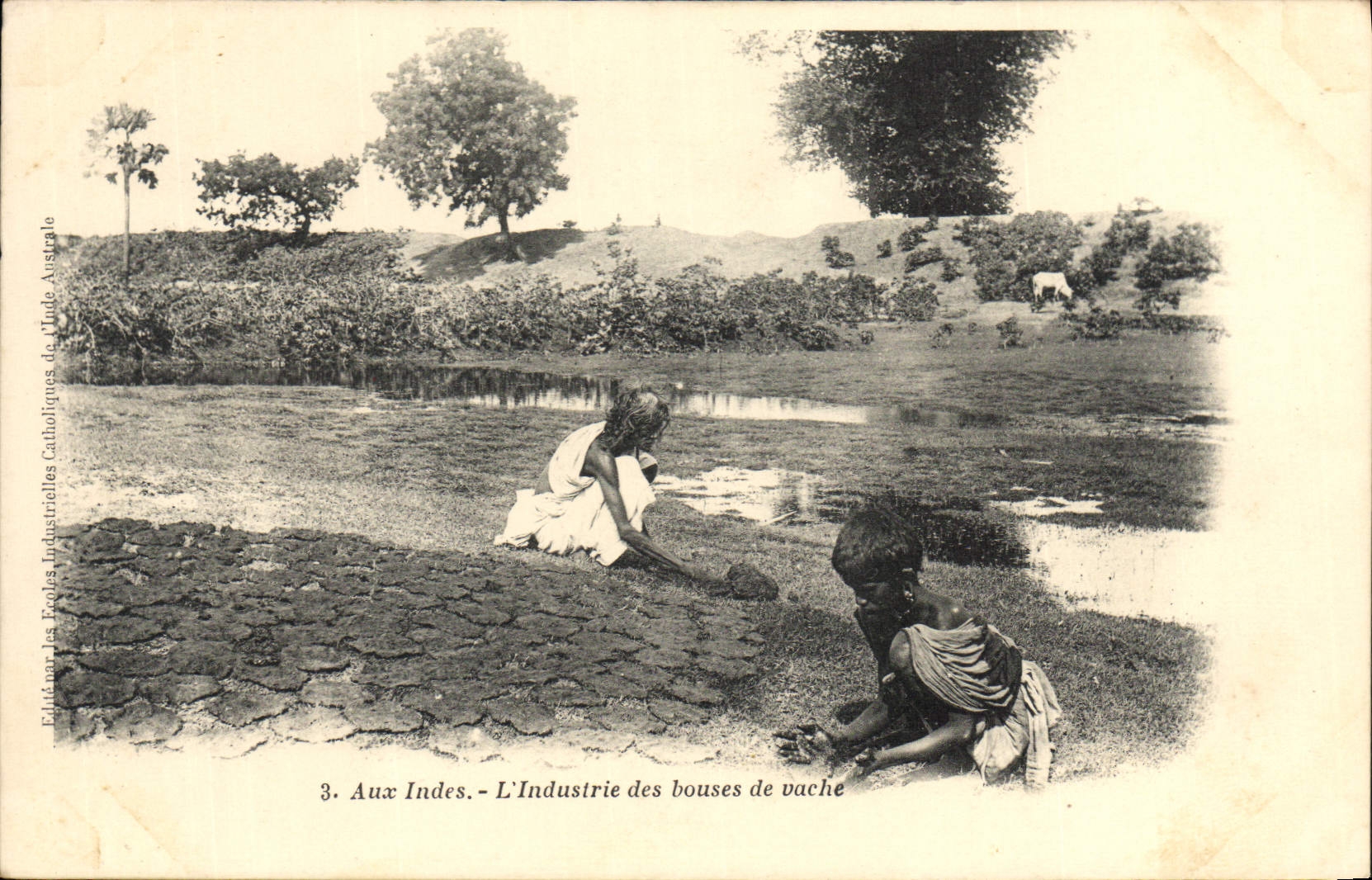 CPA Aux Indes l'industrie des bouses de vache Enfants
