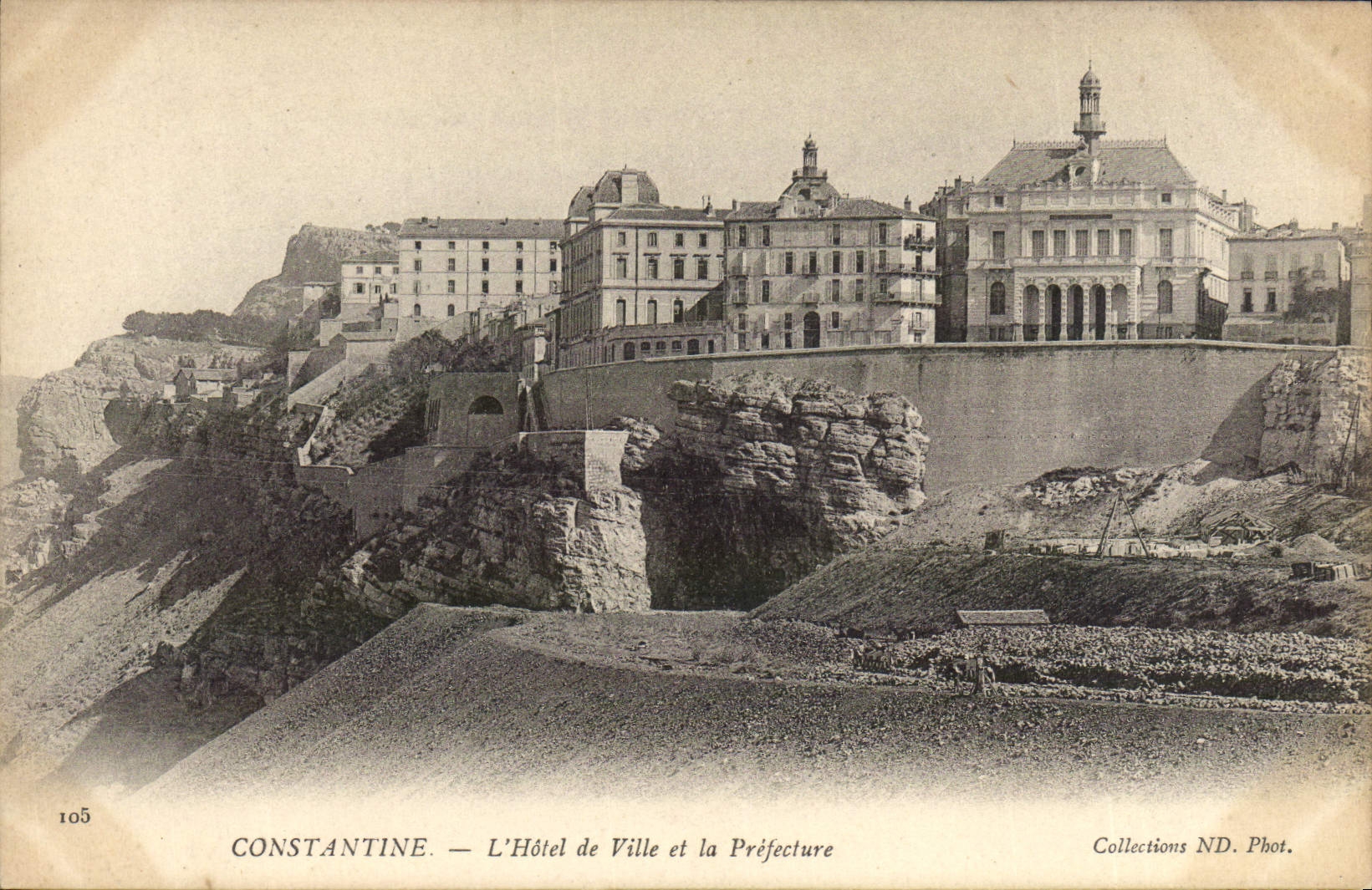 CPA Constantine L'Hotel de Ville et la Prefecture