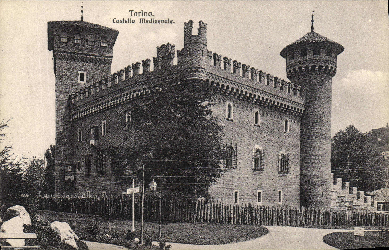 VINTAGE POSTCARD Torino Castello Medieval