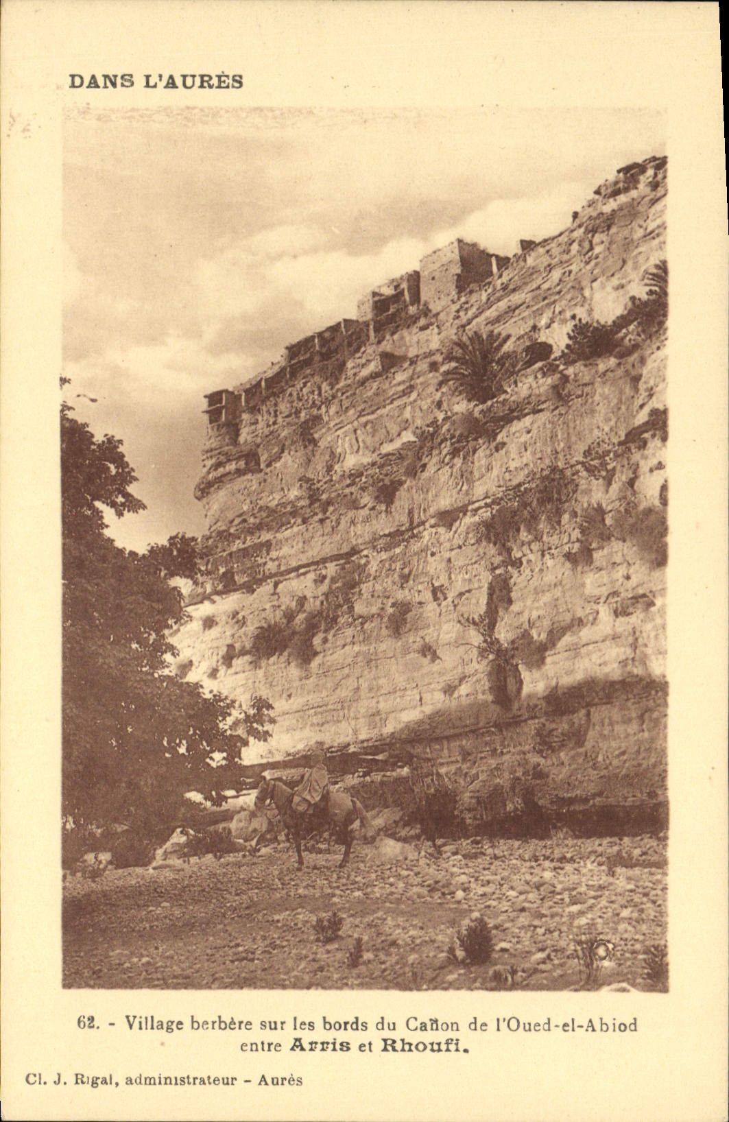 CPA Dans L'Aures Village Berbere Sur Les Bords Du Canon De l'Oued El Abiod Entre Arris Et Rhoufi