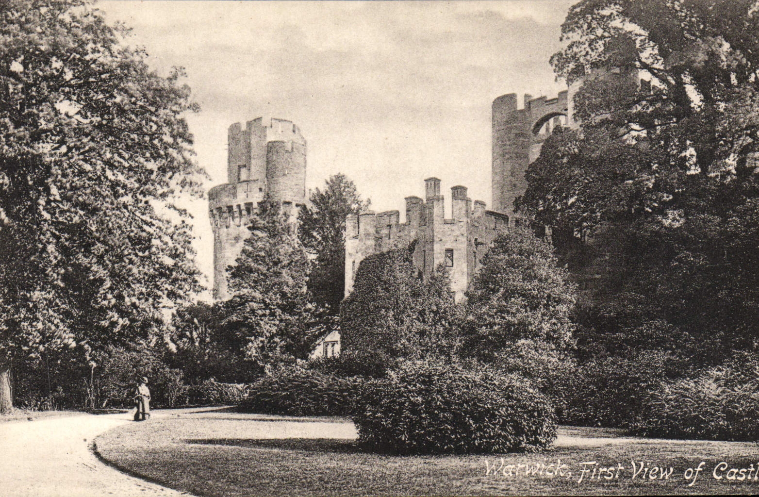 VINTAGE POSTCARD Warwick First View Off Castle