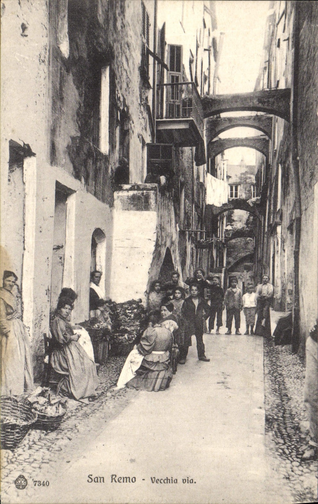 VINTAGE POSTCARD San Remo Vecchia Via